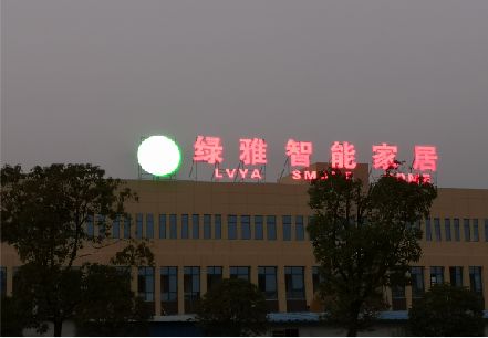 弥勒楼顶冲孔发光字是怎么安装的?